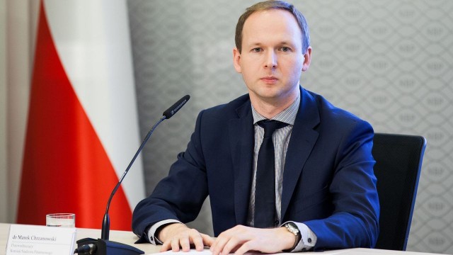 Marek Chrzanowski złoży rezygnację z funkcji szefa Komisji Nadzoru Finansowego - poinformował rzecznik KNF Jacek Barszczewski. Decyzja ma związek z wtorkową publikacją Gazety Wyborczej.