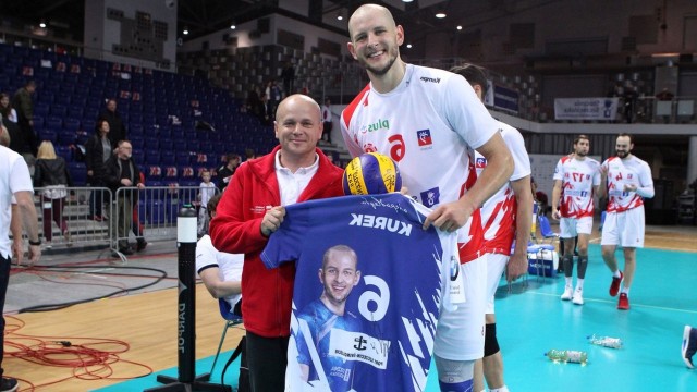 Można pomóc i przy okazji zdobyć trykot z autografem mistrza świata w siatkówce. Na portalu aukcyjnym Allegro ruszyła licytacja koszulki zawodnika Stoczni Szczecin Bartosza Kurka. To w ramach akcji Paczka dla Rodaka i Bohatera na Kresach.