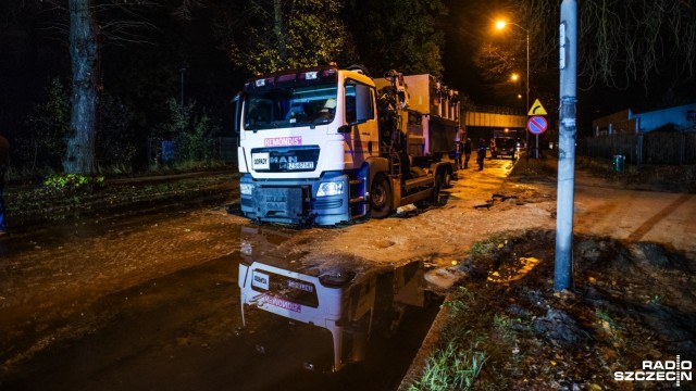 Poważna awaria wodociągowa na prawobrzeżu Szczecina. Na ulicy Batalionów Chłopskich najprawdopodobniej pękła rura. Woda wylewa się na jezdnię.