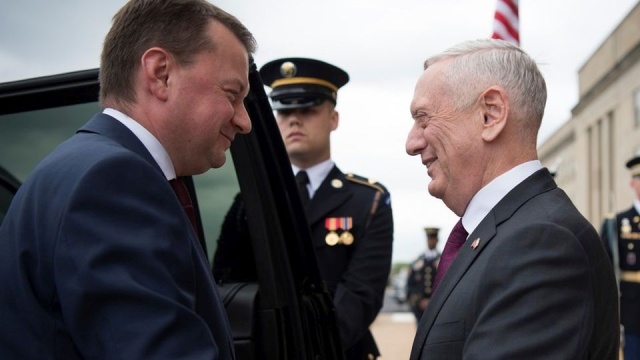 Minister obrony Mariusz Błaszczak poinformował o postępie w rozmowach na temat utworzenia stałej bazy wojsk amerykańskich w Polsce. Minister przebywa w Waszyngtonie, gdzie spotkał się z amerykańskim sekretarzem obrony Jamesem Mattisem.
