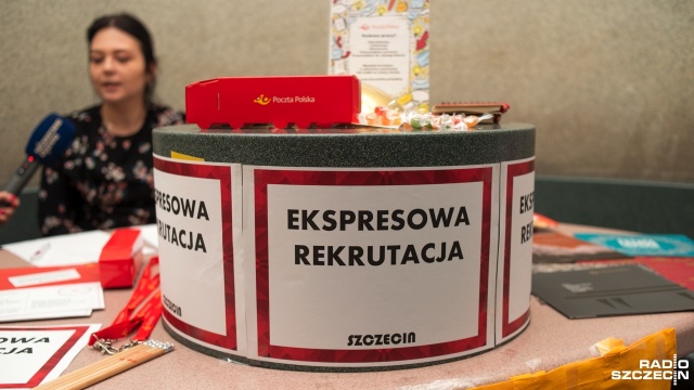 Gigantyczna, błyskawiczna i przedświąteczna akcja Poczty Polskiej dla szukających pracy. W 30 miastach w kraju trwają ekspresowe rekrutacje. Tak jest też przy ul. Dworcowej w Szczecinie.