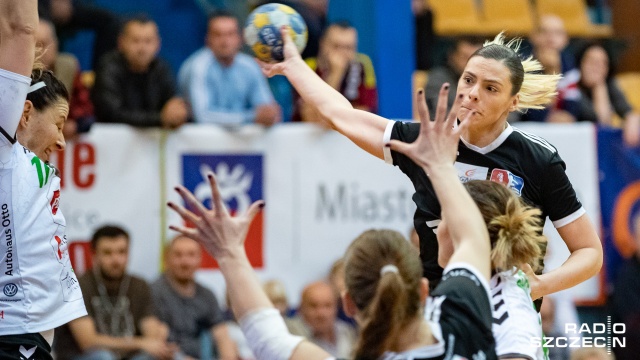 Piłkarki ręczne Pogoni słabsze od mistrza Polski. Szczecinianki przegrały we własnej hali z MKS-em Perłą Lublin 19:26 w ostatnim meczu pierwszej rundy Superligi.