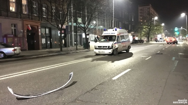Do zderzenia trzech samochodów, w tym jednego transportu medycznego, doszło około godziny 18:30 w alei Wojska Polskiego w Szczecinie.