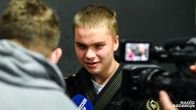Kiedy inni szukają wymówek, on tylko czeka na okazję do treningu. 15-letni Antek od kilku tygodni ćwiczy brazylijskie jiu jitsu i daje przykład tym, którzy wykręcają się od aktywności fizycznej. Młody zawodnik - jak zapewnia jego trenerka - na macie radzi sobie coraz lepiej, mimo że od urodzenia jest niewidomy.