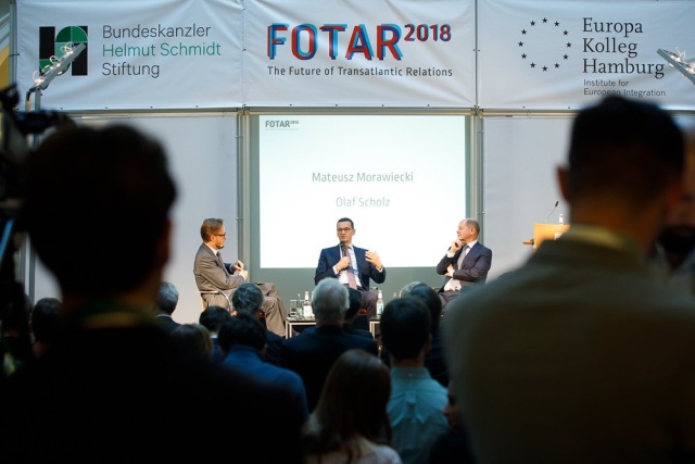 Premier Mateusz Morawiecki powiedział w Hamburgu, że w kwestii bezpieczeństwa, pomimo odmiennego podejścia Warszawy i Berlina do wielu spraw, dużo kwestii nas łączy.