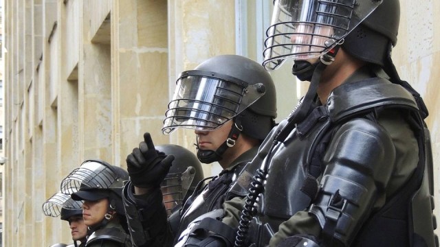 Jedna osoba zginęła, a około sto zostało rannych podczas sobotnich protestów przeciwko podwyżkom cen paliw we Francji.