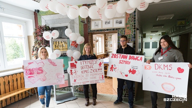 Kilka minut zajmuje rejestracja do banku dawców szpiku fundacji DKMS. Akcję rejestracji potencjalnych dawców zorganizowali w poniedziałek nauczyciele i uczniowie Zespołu Szkół Rzemieślniczych w Szczecinie.