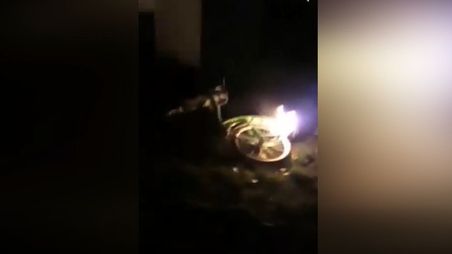 Bike_S na swoim koncie na Facebooku opublikował krótki film, na którym widzimy płonący rower miejski ze stacji przy rondzie w szczecińskich Zdrojach.