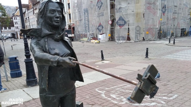 Miejska rzeźba stojąca w sąsiedztwie ratusza kolejny raz stała się celem ataku wandali.