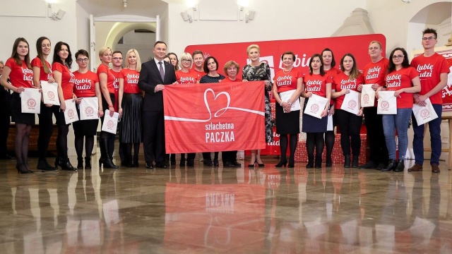 Prezydent Andrzej Duda i jego małżonka Agata Kornhauser-Duda spotkali się z pracownikami i wolontariuszami Stowarzyszenia WIOSNA - organizatorami akcji charytatywnej Szlachetna Paczka. Przekazali też paczkę dla wybranej przez siebie rodziny.