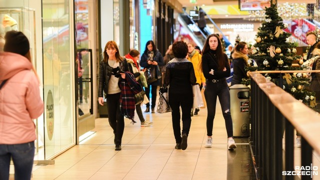 Tłumy mieszkańców polują na okazje w galeriach handlowych [WIDEO, ZDJĘCIA]
