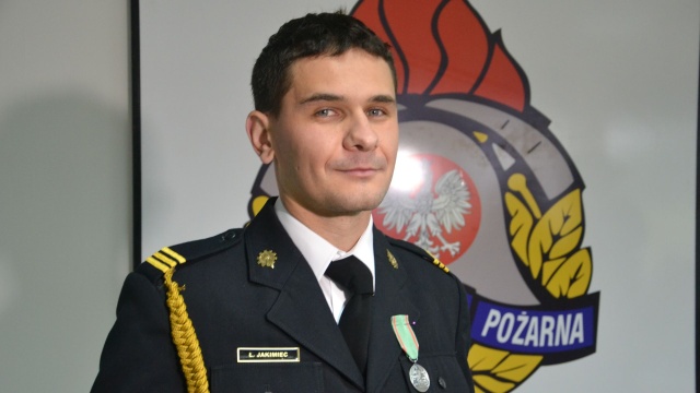 Uratował życie obcemu mężczyźnie - otrzymał medal od prezydenta. Mowa o strażaku z Kołobrzegu, który jadąc samochodem w czasie wolnym zauważył mężczyznę leżącego na przystanku autobusowym po zawale serca. Łukasz Jakimiec nie zawahał się, a dzięki szybkiej reakcji ta historia ma szczęśliwy finał.