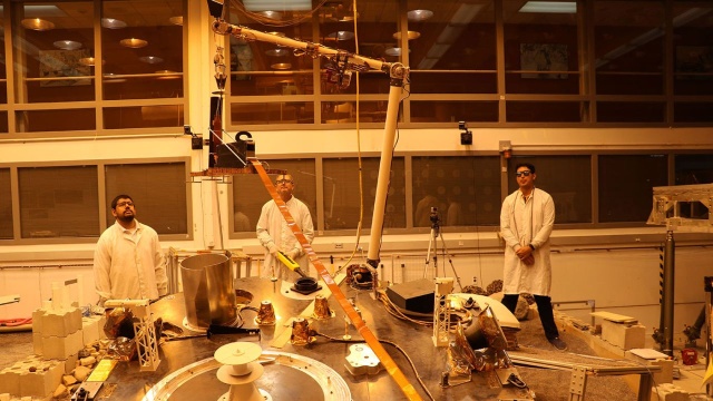 Na Marsie około godziny 21.00 polskiego czasu wyląduje sonda InSight. To pierwsza misja NASA, podczas której będą prowadzone badania wnętrza czerwonej planety. Polscy inżynierowie zaprojektowali i wykonali mechanizm napędowy Kreta HP3, który wbije się na 5 metrów w głąb Marsa. Nigdy dotąd żadne urządzenie nie wbiło się tak głęboko w powierzchnię tej planety.