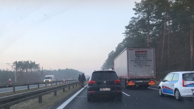 Przed godziną 7 rano na drodze ekspresowej S3 w stronę Świnoujścia doszło do zderzenia 11 samochodów. Korek ma kilka kilometrów.
