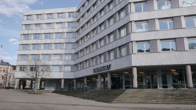 Urzędnicy zmagającego się z wojną gangów miasta Malm opłacali kilku młodym przestępcom luksusowe mieszkanie, podczas gdy Ci brali udział w strzelaninach. Dziennikarze szwedzkiej telewizji publicznej ujawnili, że co miesiąc młodociani przestępcy kosztowali podatników setki tysięcy koron.