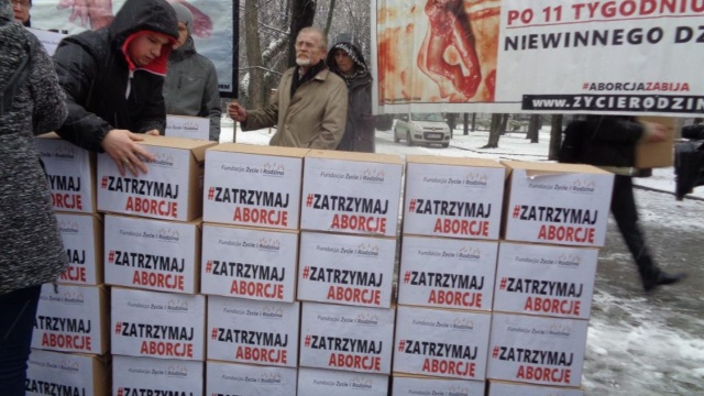 25 organizacji i ruchów katolickich wystosowało apel do polityków o poparcie obywatelskiego projektu Zatrzymaj aborcję zakazującego aborcji eugenicznej. Poinformowała o tym Fundacja Życie i Rodzina.