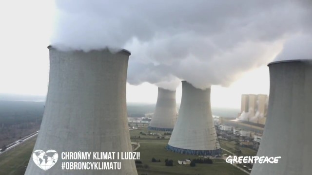 Dziewięcioro aktywistów Greenpeace z kilku państw wspięło się na chłodnię kominową Elektrowni Bełchatów w woj. łódzkim.
