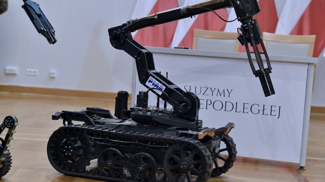 Wojsko kupiło polskie roboty do usuwania ładunków wybuchowych. We wtorek Inspektorat Uzbrojenia podpisał umowę na dostawę robotów służących do usuwania ładunków wybuchowych i innych niebezpiecznych materiałów. Maszyny zostały zaprojektowane i zbudowane przez Przemysłowy Instytut Automatyki i Pomiarów.