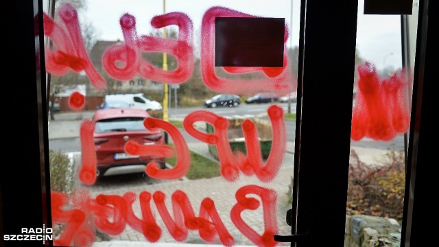 UPA i Banderowcy won - napisy o takiej treści ktoś namalował czerwonym spray039em na elewacji i drzwiach do klatki schodowej jednego z budynków przy ulicy Różowej w Szczecinie.