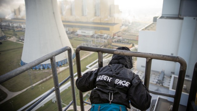 Sześcioro aktywistów Greenpeace spędziło noc na chłodni kominowej Elektrowni Bełchatów.