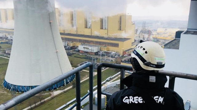 Sześcioro aktywistów, którzy noc spędzili na chłodni kominowej Elektrowni Bełchatów, zapowiada kontynuację akcji. Protestują przeciwko opalaniu węglem. Zwracają uwagę na zmiany klimatyczne.