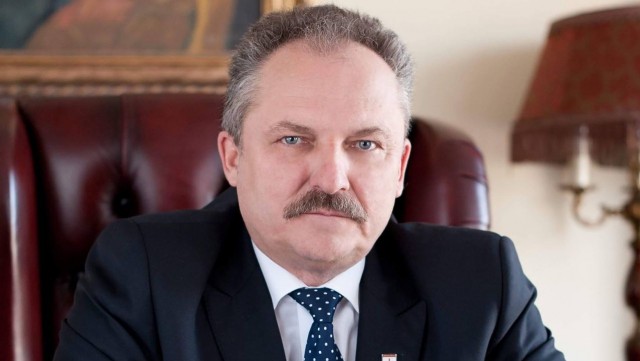 Chce zebrać rozproszone, mniejsze byty polityczne, pod skrzydłami Federacji dla Rzeczpospolitej, a choć rozstał się z ruchem Kukiz03915, to nie odcina się od jego programu. Poseł Marek Jakubiak w Rozmowie pod krawatem podkreślał, że formacja, którą tworzy na przyszłoroczne wybory, rośnie w siłę.