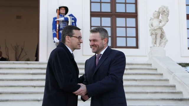 Premier Mateusz Morawiecki przybył do Bratysławy, gdzie weźmie udział w Szczycie Przyjaciół Spójności. To grupa państw postulujących utrzymanie środków unijnych na spójność i Wspólną Politykę Rolną na poziomie porównywalnym do obecnego.