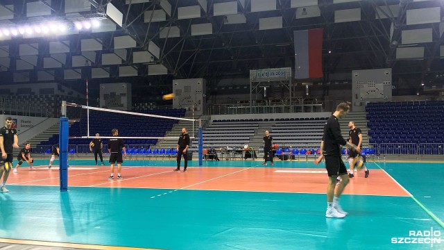 12 zawodników Stoczni Szczecin wzięło udział w rozruchu przed wieczornym spotkaniem z Treflem Gdańsk. Wśród nich zabrakło Bartosza Kurka, który rozwiązał kontrakt z klubem.
