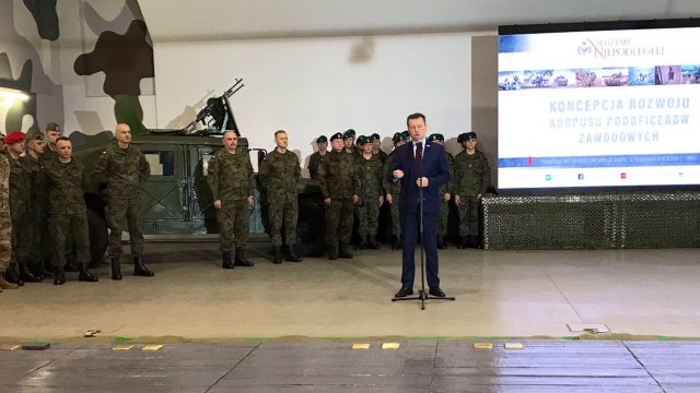 Szef Ministerstwa Obrony Narodowej zapowiedział podwyżki w wojsku. Uposażenia mają wzrosnąć od 1 stycznia - zapowiedział w Poznaniu Mariusz Błaszczak.