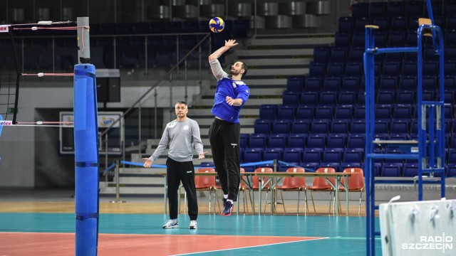 Siatkarze Stoczni Szczecin powalczą w czwartek o kolejne punkty, pomimo słabej sytuacji finansowej klubu. Na rozruchu, przed spotkaniem, pojawiło się 12 zawodników, w tym Nicholas Hoag, Matej Kazijski i Łukasz Żygadło. Zabrakło Bartosza Kurka, który oficjalnie pożegnał się ze szczecińskim zespołem.