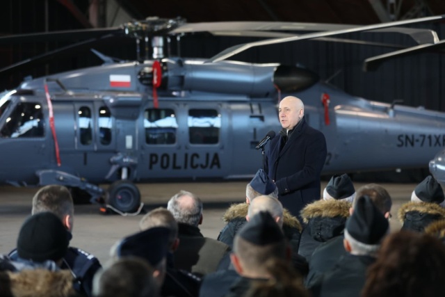 Polska Policja ma dwa nowe śmigłowce Black Hawk produkowane w Mielcu. Uroczystość ich przekazania odbyła się w piątek w Warszawie.