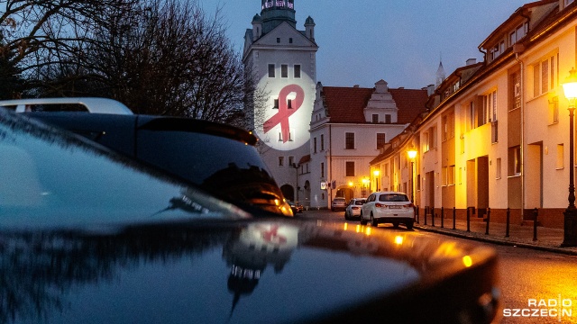 Czerwona kokardka, czyli symbol solidarności z osobami żyjącymi z HIV i AIDS jest wyświetlany na Wieży Dzwonów, od strony ulicy Korsarzy. To część obchodów przypadającego w sobotę Światowego Dnia AIDS.