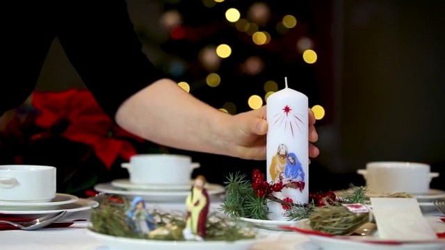 Wigilijna świeca na świątecznym stole pomoże potrzebującym dzieciom