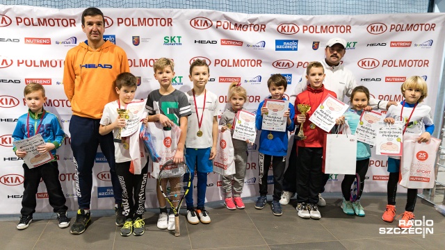 Forehand i Backhand to zagrania doskonale znane podopiecznym szkółki Szczecińskiego Klubu Tenisowego. Ponad 50 dzieci, w trzech kategoriach wiekowych do 6, 8 i 9 lat, wzięło udział w Tenisowych Mikołajkach w KIA Polmotor Arenie w Szczecinie.