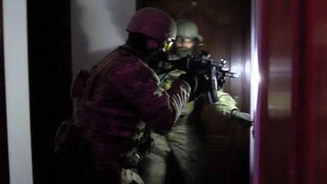 Funkcjonariusze CBŚP zlikwidowali dwie agencje towarzyskie w Warszawie i Toruniu, w których przemocą wykorzystywano seksualnie kobiety. Łącznie zatrzymano 11 osób z tak zwanych grup Gosi i Sławka.