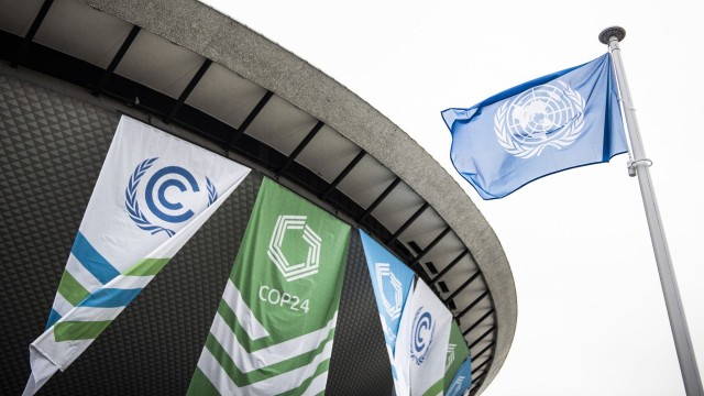 Naukowcy, ekolodzy i aktywiści obecni na szczycie klimatycznym COP24 w Katowicach biją na alarm. Zmiany klimatyczne jakich jesteśmy dziś świadkami mogą doprowadzić do katastrofy i zmusić wielu ludzi na świecie do zmiany miejsca zamieszkania.