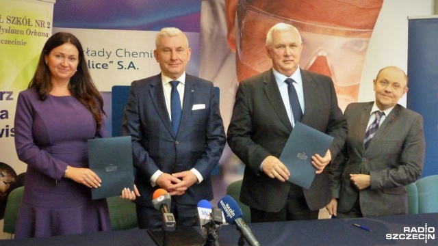 Doposażenie laboratorium chemicznego, zapewnienie praktyk zawodowych, a w przyszłości także i zatrudnienie na stałe - takie możliwości stworzyła Grupa Azoty Police uczniom Zespołu Szkół nr 2 w Szczecinie.