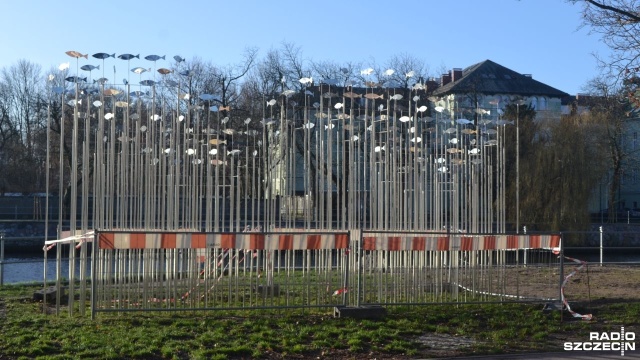 Ławica, czyli rzeźba składająca się ze 180 aluminiowych rybek, umieszczonych na pionowych rurkach, stanęła u brzegu Parsęty w Kołobrzegu.