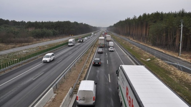 Bardzo dobra wiadomość dla wybierających się na Święta Bożego Narodzenia na wypoczynek w Karkonosze. Na lubuskim odcinku S3 otwarto właśnie ponad 13-kilometrowy odcinek trasy między Węzłem Zielona Góra, a miejscowością Niedoradz.