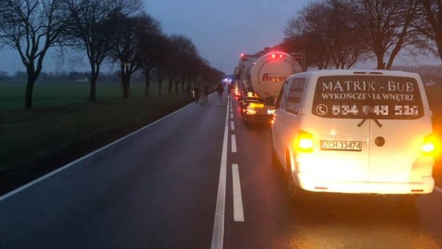 Jedna osoba nie żyje a trzy zostały ranne w wypadku do jakiego doszło na drodze krajowej nr 10 między Stargardem a Krąpielą.
