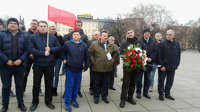 Rolnicy z regionu złożyli kwiaty przed pomnikiem Anioła Wolności na placu Solidarności w Szczecinie. To jeden z elementów obchodów 37. rocznicy powstania Niezależnego Samorządnego Związku Zawodowego Rolników Indywidualnych.