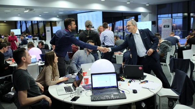 Na Stadionie Narodowym w Warszawie rozpoczął się Hackathon Plus, czyli maraton programowania. 120 młodych programistów podzielonych na 22 zespoły ma stworzyć aplikacje, bądź serwisy internetowe, które będą pomocą dla osób niepełnosprawnych i starszych. Mają na to 24 godziny.