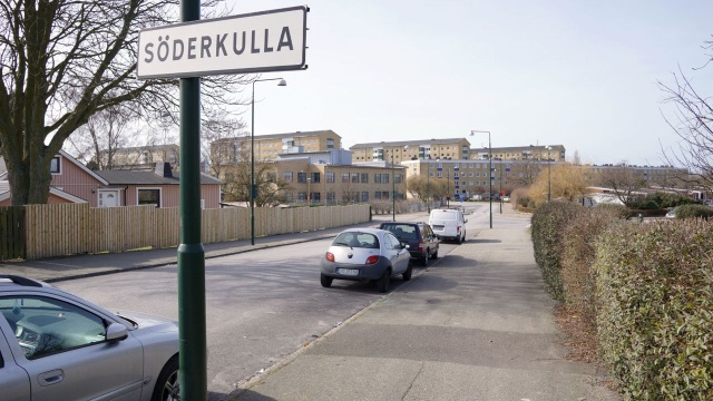 Do pierwszego wybuchu doszło o godz. 4.33 na klatce schodowej jednego z bloków mieszkalnych w południowej dzielnicy Malm - Sderkulla. Eksplozja była tak silna, że doszczętnie zniszczyła drzwi wejściowe do budynku.