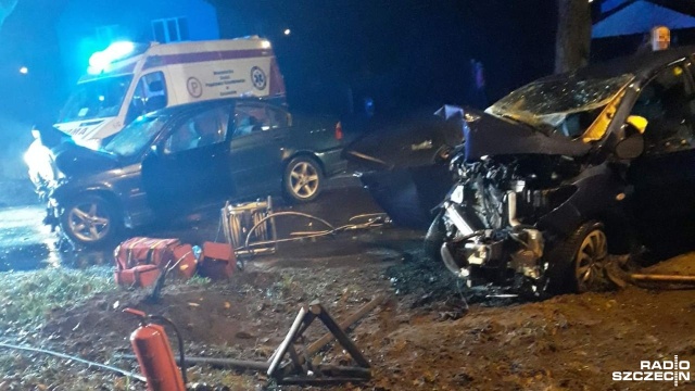 Dwa samochody osobowe czołowo zderzyły się na wyjeździe z Goleniowa.