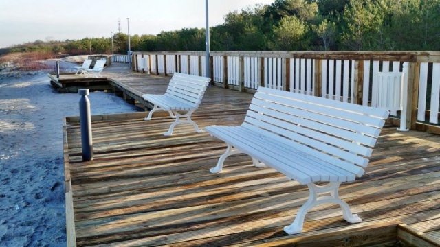 19 tarasów widokowych z ławeczkami, nowe toalety i oświetlenie ledowe tarasów - tak wygląda nowa Promenada Zachodnia w Dziwnowie. Inwestycję właśnie oddano do użytku.