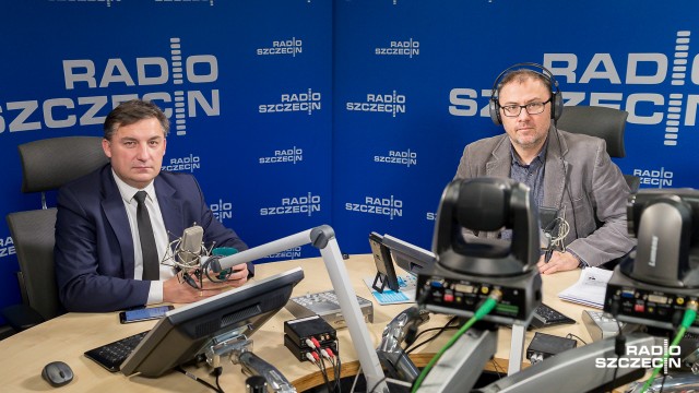 Traktuje wydarzenia we Francji, jako dowód na podwójne standardy obecnych elit Unii Europejskiej. Szczeciński poseł koła Wolni i Solidarni Sylwester Chruszcz zwracał uwagę, że ci sami ludzie, którzy krytykują Polskę, przymykają oczy na nazim, czyli brutalność policji w Paryżu.
