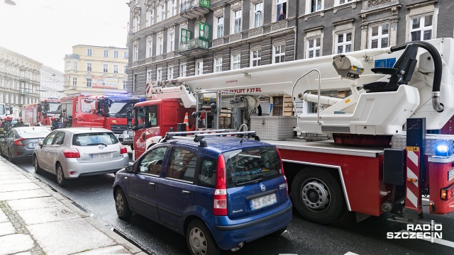 Strażacy ugasili pożar mieszkania w centrum Szczecina. Cztery młode kobiety są już bezpieczne. Ogień w mieszkaniu na pierwszym piętrze kamienicy przy ul. Monte Cassino wybuchł chwilę po 10.