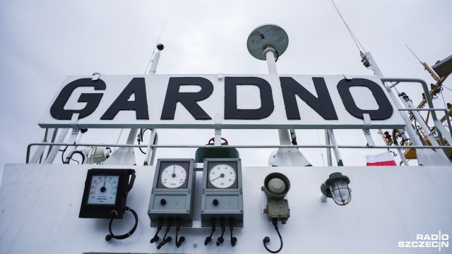 W polickim porcie ochrzczono masowiec Gardno. Matka chrzestna statku Elżbieta Majchrowicz rozbiła butelkę szampana o komin. Ms Gardno przywiózł do Polic ładunek fosforytów potrzebnych do produkcji nawozów.