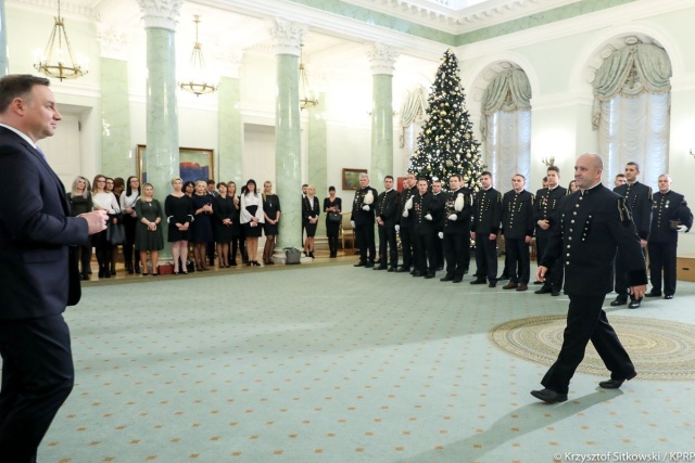 Prezydent Andrzej Duda wręczył medale za Ofiarność i Odwagę 39 ratownikom, którzy w maju brali udział w akcji w kopalni Zofiówka.