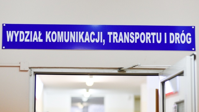 Starostwo Powiatowe w Policach wprowadza rezerwację telefoniczną dla niektórych petentów Wydziału Komunikacji, Transportu i Dróg. Zmiana będzie obowiązywać już od 1 stycznia.